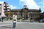Mirka pred Leeds City Museum
