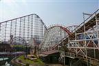 Horské dráhy - vzadu Pepsi Max the Big One v pravo stará drevená dráha
