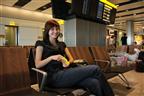 Mirka sedi na Terminali 5 - London Heathrow